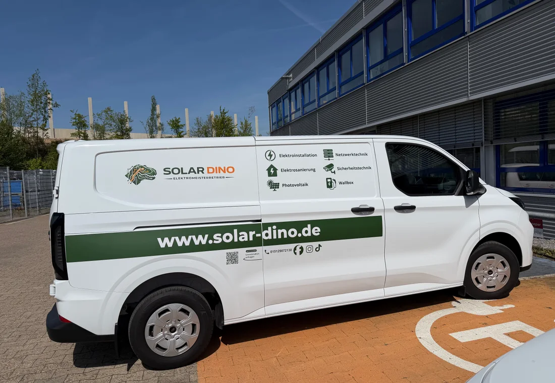 Solar Dino Firmenwagen mit Elektroinstallation, Netzwerktechnik, Sicherheitstechnik, Photovoltaik und Wallbox Beschriftung